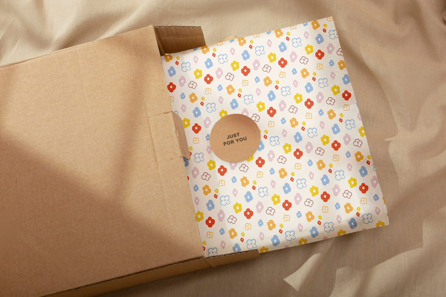 Flower Power Gift Wrapping Paper: Botanical Daisy Print (3 Sheets)