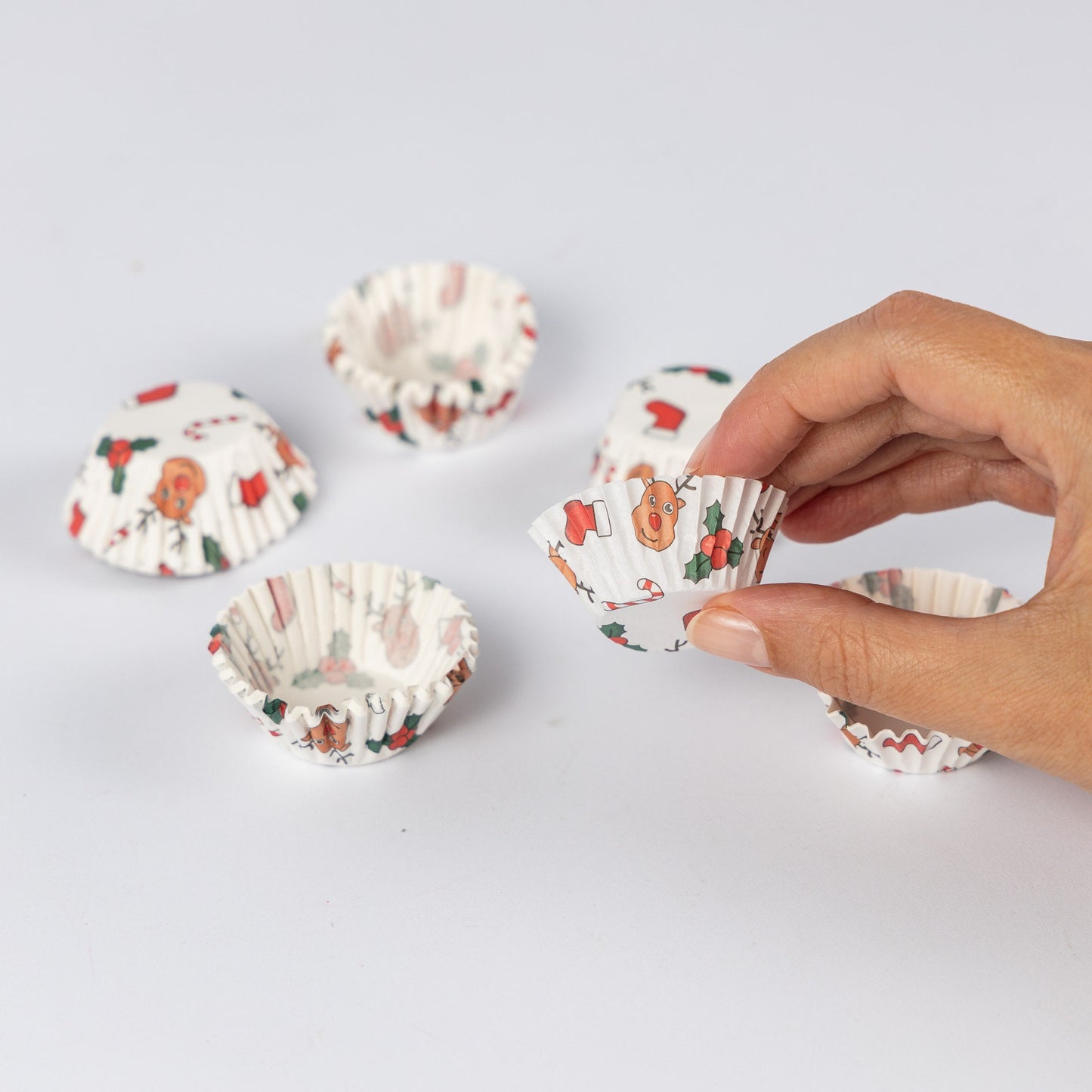100 Mini Cupcake Cases Baking Muffin Cake Petits Fours Christmas Designs