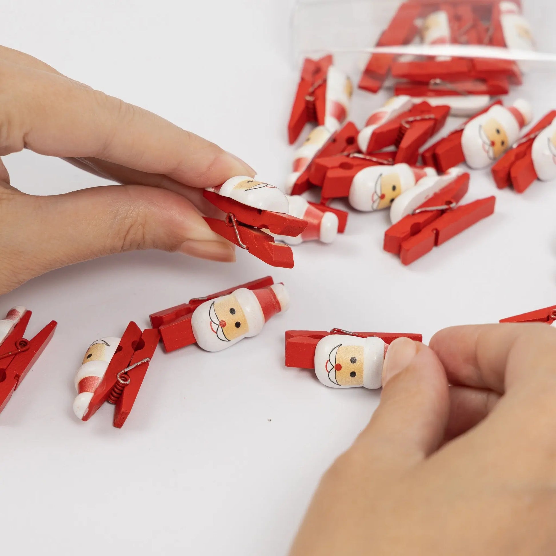 20 x Santa Wooden Mini Pegs Christmas Decoration Card Holder Decoration Crafts Keechi & co.