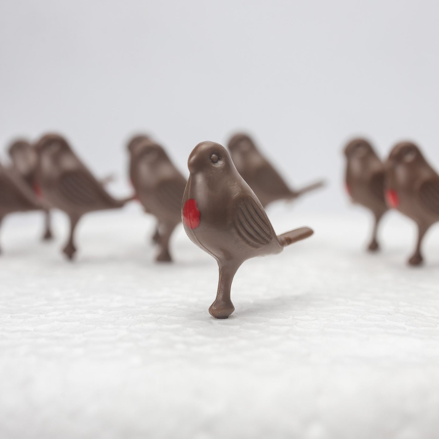 20 Plastic Robin Christmas Cake Decorations (30mm)