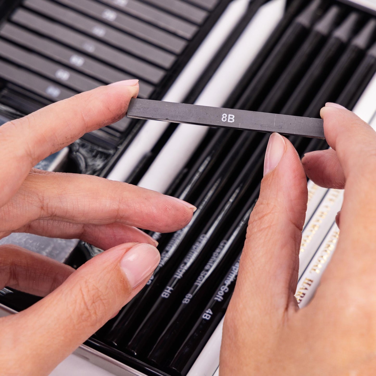 Artist Drawing Set Tin Sketching Box Pencils Pastels Charcoal Graphite Sticks